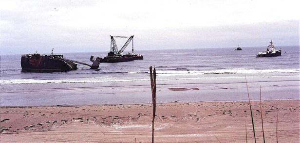 Pix of salvage work on the stern of the New Carissa 
