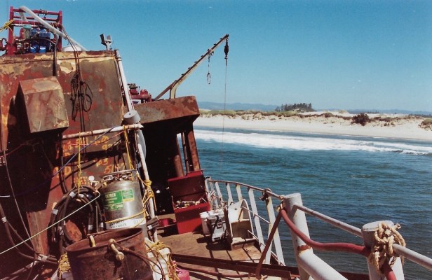 Pix wrecked stern of the New Carissa in 1999