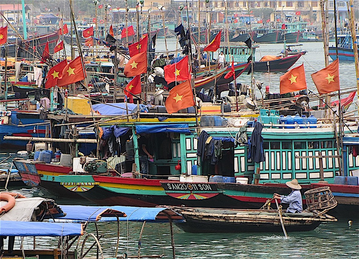 Pix fishbouats with Vietnamese flag