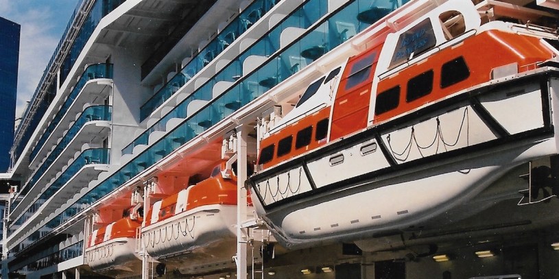 Pix enclosed davit lifeboat